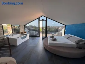 Aurora Rooms and Suite - Image 3