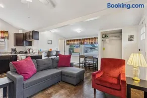 3 Charming Cottages on GOTL Strip - Sleeps 10 - Image 2