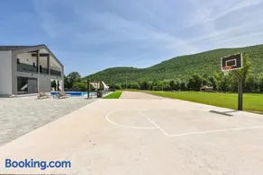 VIlla Luka - new isolated villa with heated pool, jacuzi and sauna - Image 1