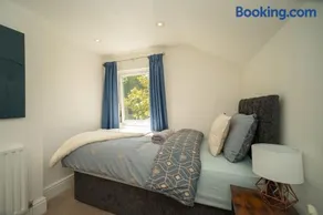 Charming 3 Bedroom House Ascot Parking & WiFi - Image 5