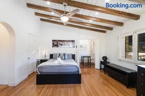 Cozy Beverly Hills Studio Near Shopping with Kitchen - Image 1