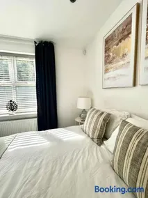 Modern 2 Bed Apartment With Free Parking And Netflix - Image 3