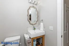 Cozy Lake Cottage - Image 3