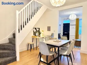 Beautiful 3 Bed House in Altrincham with Free Parking - Image 3