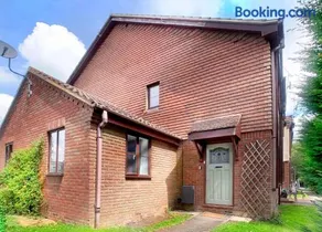 Wokingham - Two Bedroom House with parking - Image 1