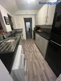 Sleeps up to 8 Free Parking Large Town House 3 Bed, 2 Bathrooms Private Locked Garden In-between Nottingham & Derby Contractor Friendly - Image 2