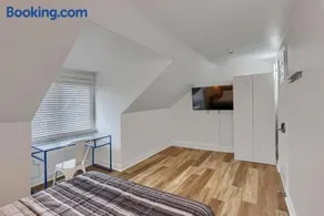 Pittsburgh Troy Hill 2D Stylish Private Bedroom with Shared Bathroom - Image 3