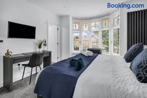 Stanley Executive 2 Bedrooms 4 Beds 2 Bathrooms - Image 4