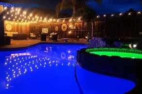 Stunning Modern Home King Bed Pool Jacuzzi Fire pit - Image 1