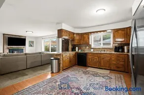 Charming Home Near Target and Parks 2 Bathrooms - Image 1