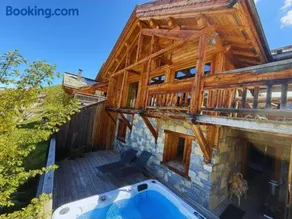 Chalet with Ski Slope Views, Jacuzzi & Cinema Room - Image 1