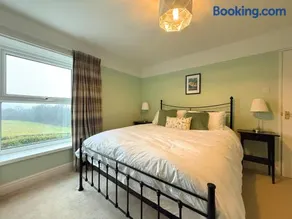 Spacious 4BR Retreat for 8 With Parking - Image 2