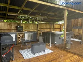Haybarn, Hot tub and outdoor kitchen, New Forest - Image 2