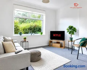 Liverpool 4 Bedroom Serviced Accommodation, Sleeps 7, Free WiFi & Parking, Ideal for Business & Long Stays - Image 1