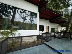 Hillside Red Cabin - Image 5