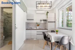 Trbović Apartments Peaceful stay with Free Parking, Pet-Friendly, and Bike Storage in Umag - Image 2