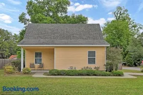 Cozy Cottage Near Thunderbolt Marina w Fenced Yard - Image 2
