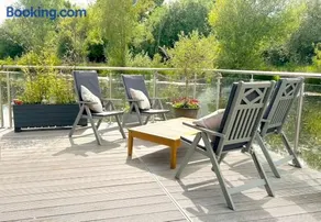 The Floating Home at Upton - Image 2