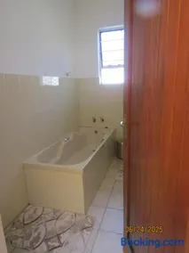 The PHOMOLONG GUEST HOUSE - Image 3