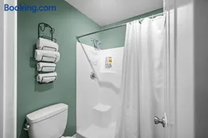 Modern Oceanside Stay with Yard & Laidback Vibes - Image 2