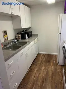 THE Clubhouse MASTERS GOLF THEMED 1 KING BED 1 BATH FURNISHED APARTMENT FULL SIZE KITCHEN FULL SIZE LEATHER PULL OUT SLEEPER SOFA IN LIVING ROOM & FULL SIZE LEATHER SOFA 1 GIG FIBER INTERNET DIRECTV PREMIUM PACKAGE ALL SPORTS & MOVIE CHANNELS & DVR - Image 2