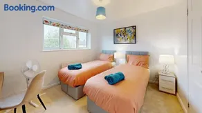 Parlaunt House - 3 bedroom with Free parking - Image 3