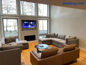 Luxury Modern Waterfront Retreat - Image 2