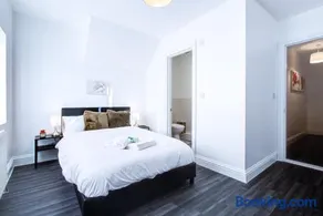 Modern 5 Bed House with Parking - Image 2