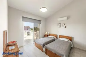 Villa Coral Bee - walking distance to Coral Bay Beach - Image 2