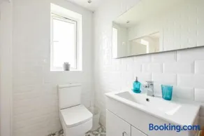 A Nice Room in Edinburgh - Image 3