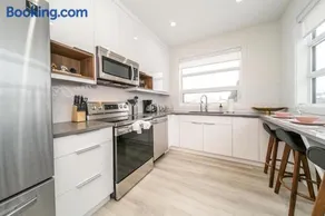 NEW - Chic Modern 3BDRM - Central - WiFi - Netflix - Image 3
