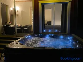 Cottage by the sea with sauna and jacuzzi - Image 1