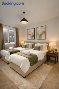 Champflower House- Sleeps 7- Driveway Parking, Contractors, Fast Wifi and Smart TV - Image 4
