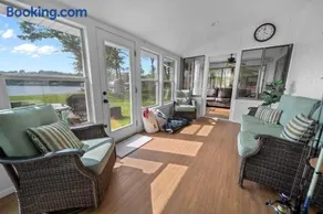 Sunset Cove Cottage- Lakefront With Bar Loft Sunroom & Pier - Image 3