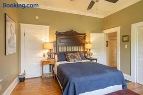 Midtown Central Gardens Bungalow - Image 3