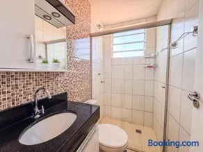 Apê elegante com ar-cond, vaga e ótima localização - Image 4