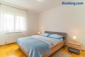 Big 4 bedroom apartment with private parking - Image 2