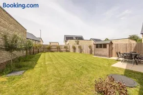 Stylish 4 Bedroom Home Perfect for Families - Image 5
