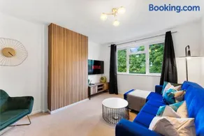 Spacious 4-Bed Home in Bath with Garden - Image 2