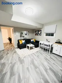 Oxon Hill Cosy Middle Unit 2 bedroom and 1bath near Gaylord - Image 3