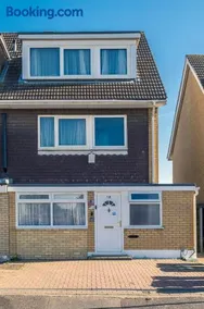 Spacious 5Bedroom Home with Garden & Parking Sleeps 11 Near Elizabeth Line - Image 4