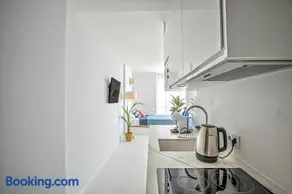 Elegant studio with pool and seaview - Image 4