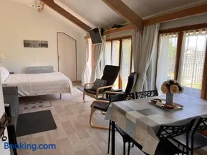 Le Poirier Perfect for 2 adults and 2 children Heated Pool and Games Room - Image 2