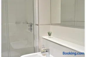 The Residence 3-Bed Apt Sleeps 6 with Parking - Image 2