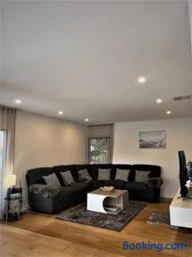 Unique 3 Bedroom House close to Merewether Beach - Image 5