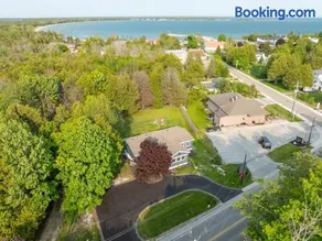 New Baileys Harbor Home, 1 block DT with Huge Yard - Image 1