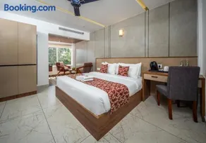Boulevard Premium Luxury Hotel - Image 1