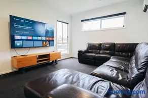 Pumicestone Paradise, Waterfront, sleeps 10, Meldale - Image 5