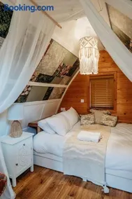 Robin Nest - Cosy Shepherd's Hut Hideaway - Image 4