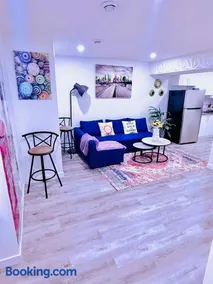 Modern Comfort Stay Near Airport - Image 1